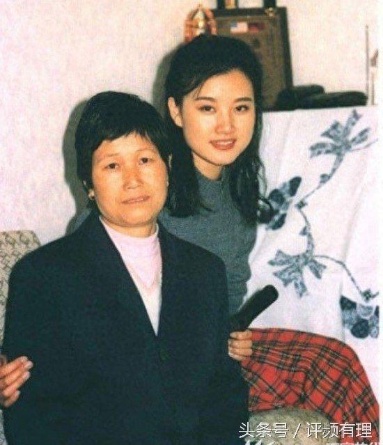 50岁宋祖英与61岁老公罗浩的儿子才11岁,儿子长得像妈妈